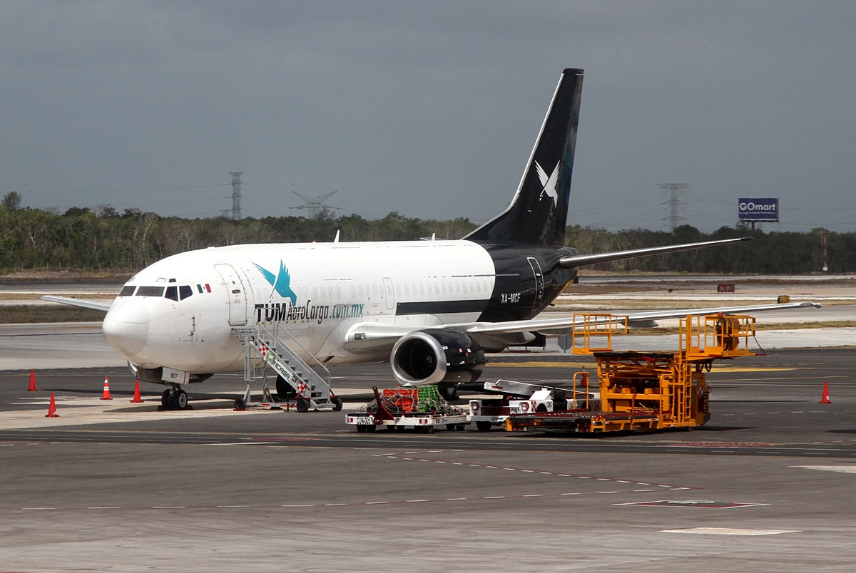 XA-MCF - Boeing 737-300QC