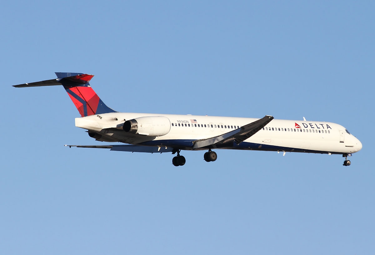 N936DN - McDonnell Douglas MD-90