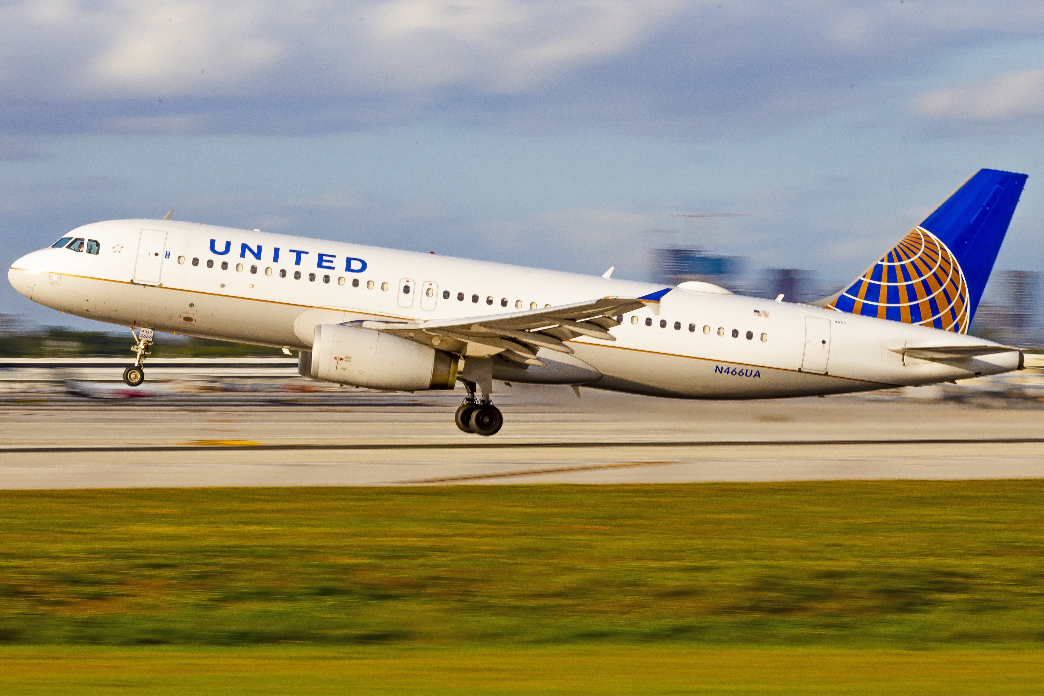 N466UA - Airbus A320