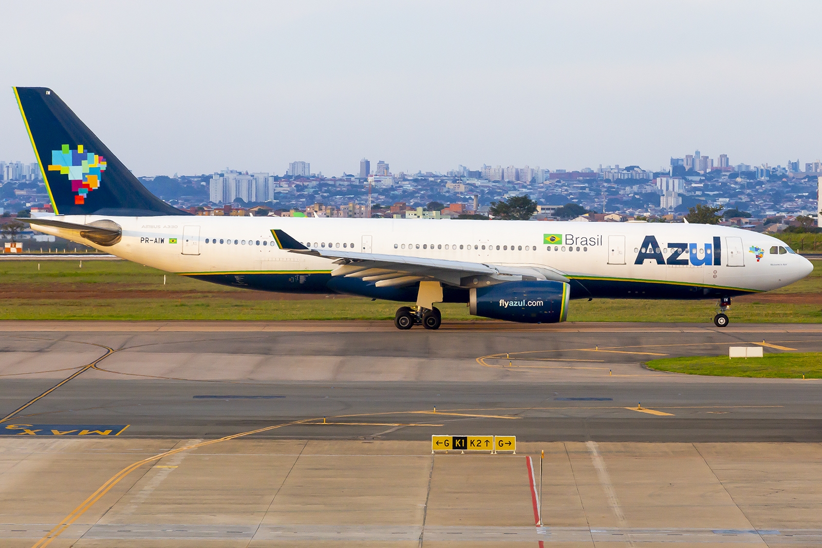 PR-AIW - Airbus A330-200