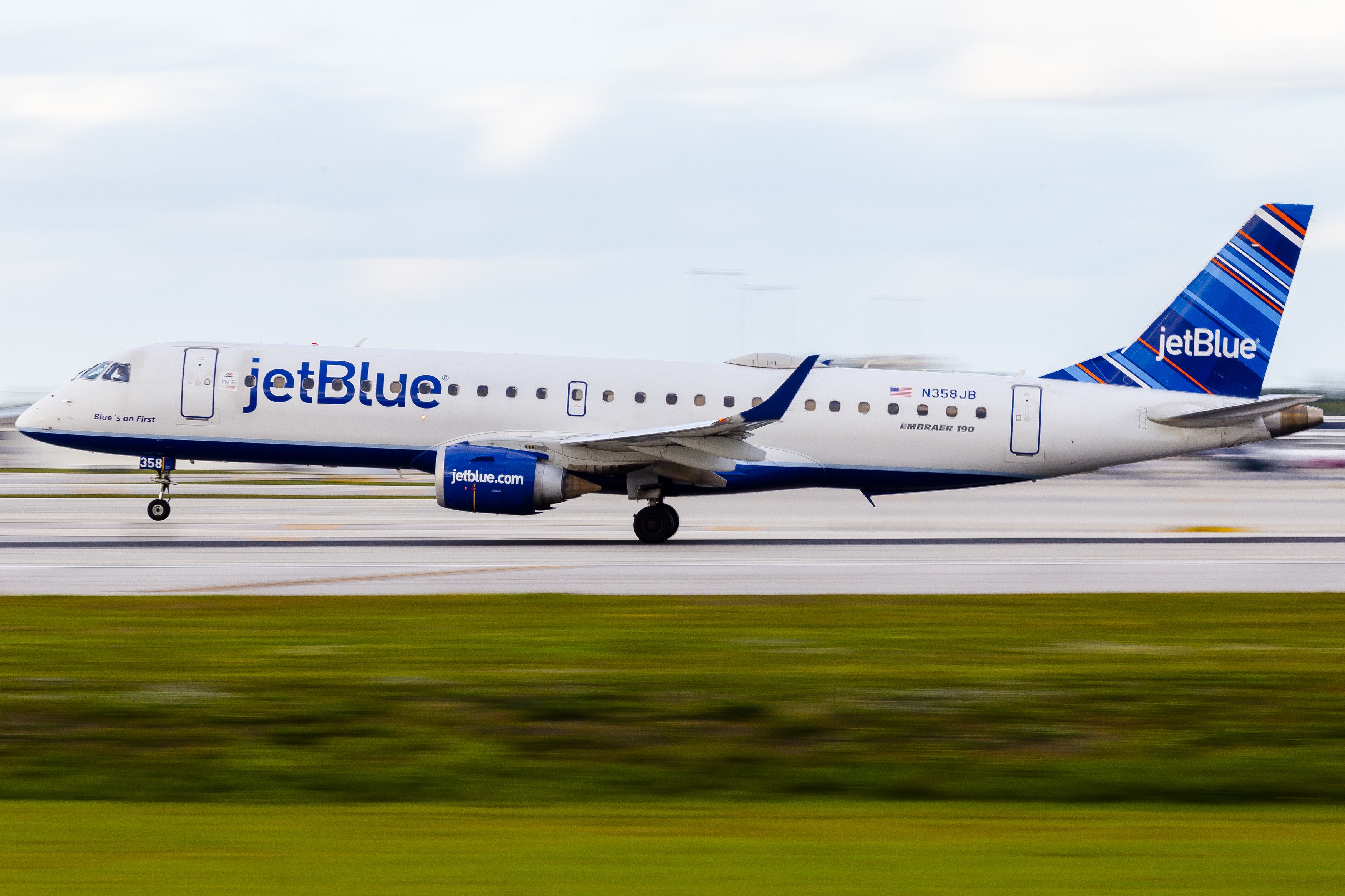 N358JB - Embraer 190-100