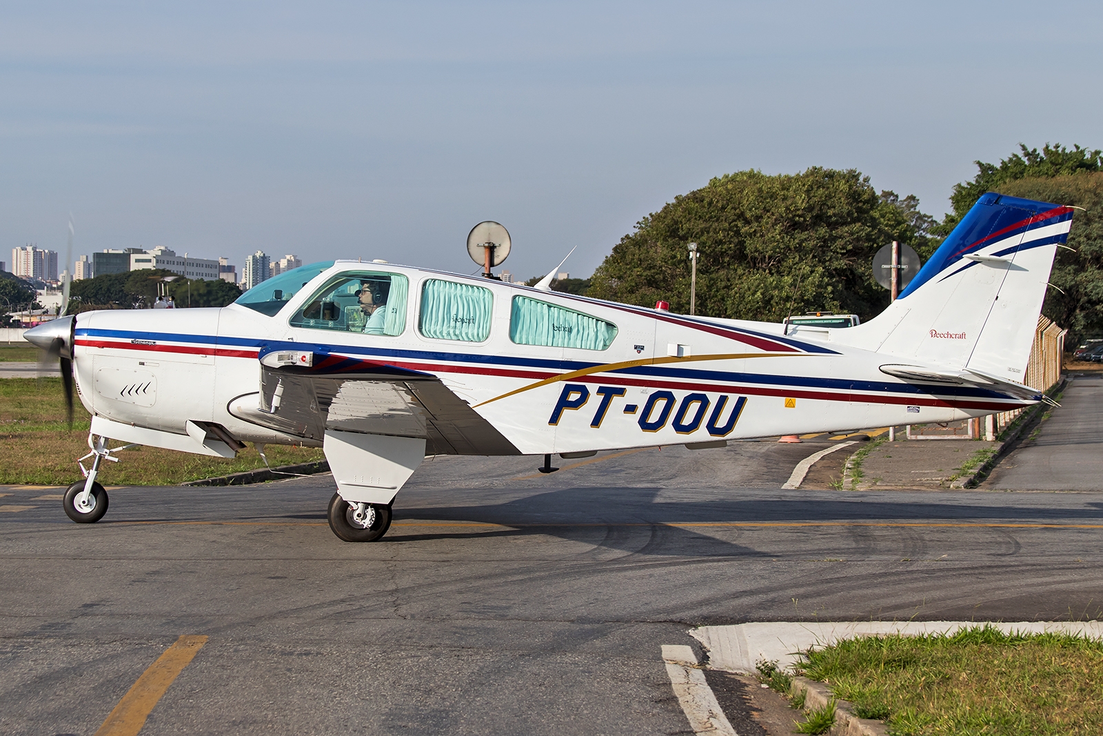 PT-OOU - Beechcraft F33A Bonanza