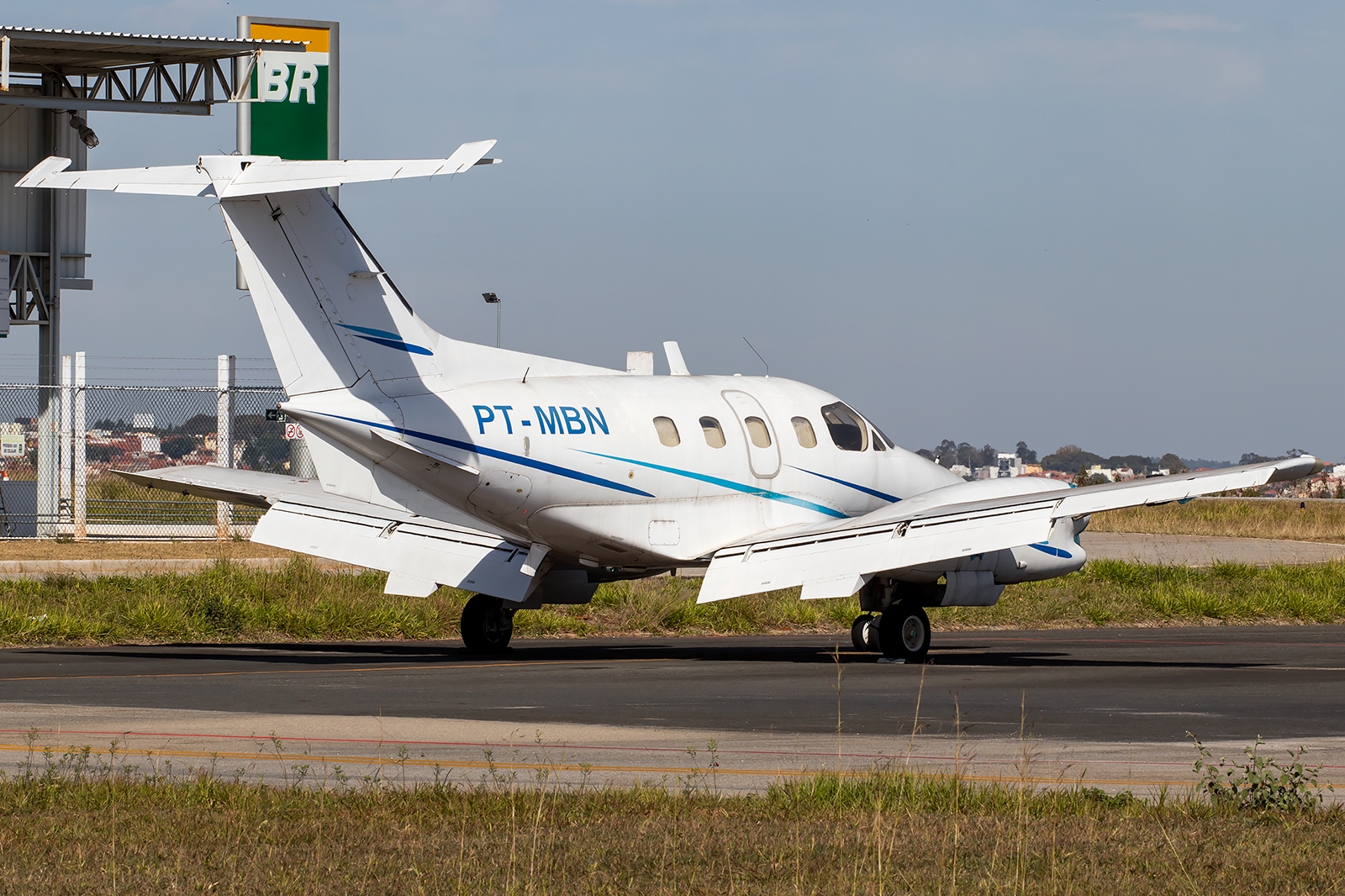 PT-MBN - Embraer EMB-121 Xingú