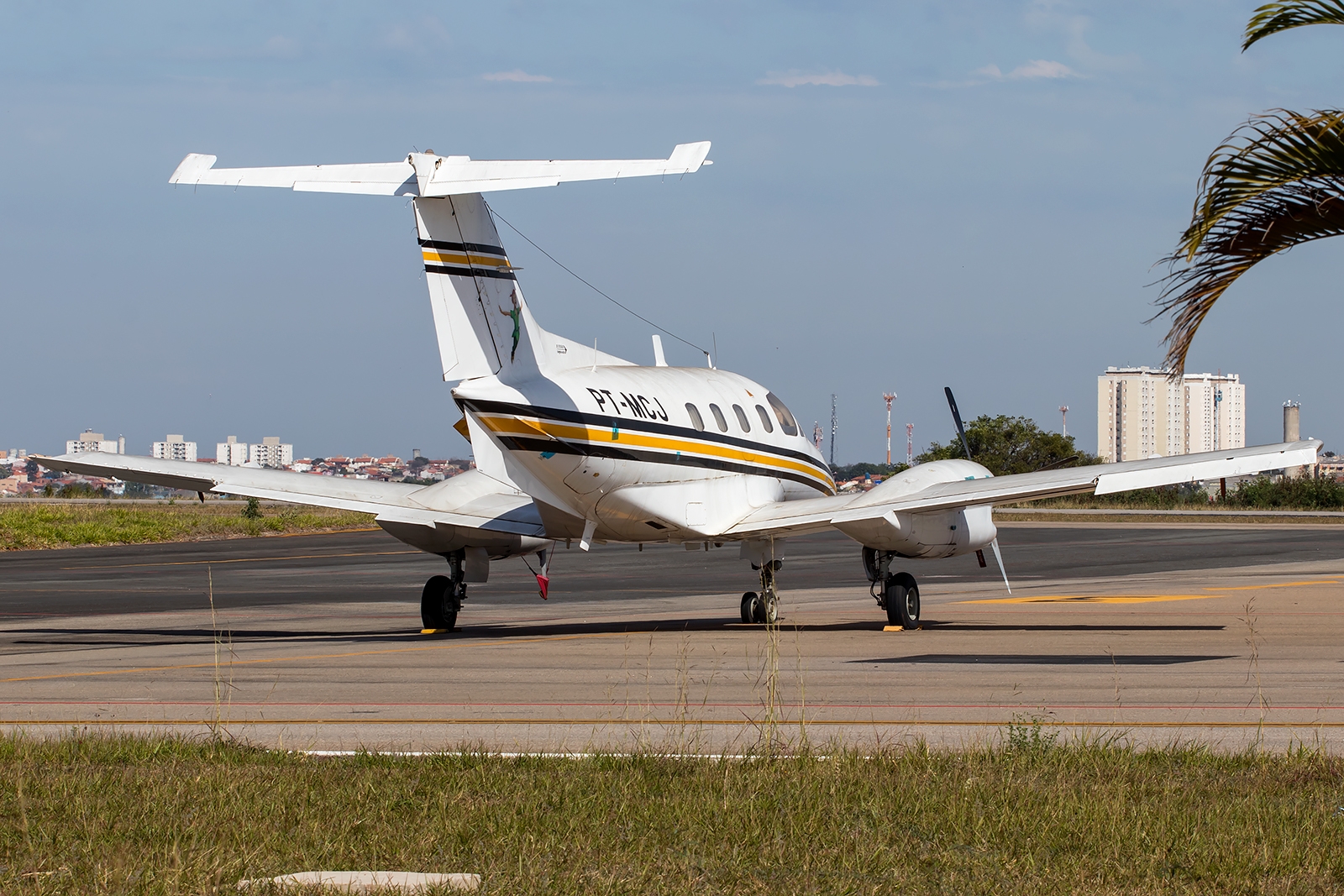 PT-MCJ - Embraer EMB-121 Xingú