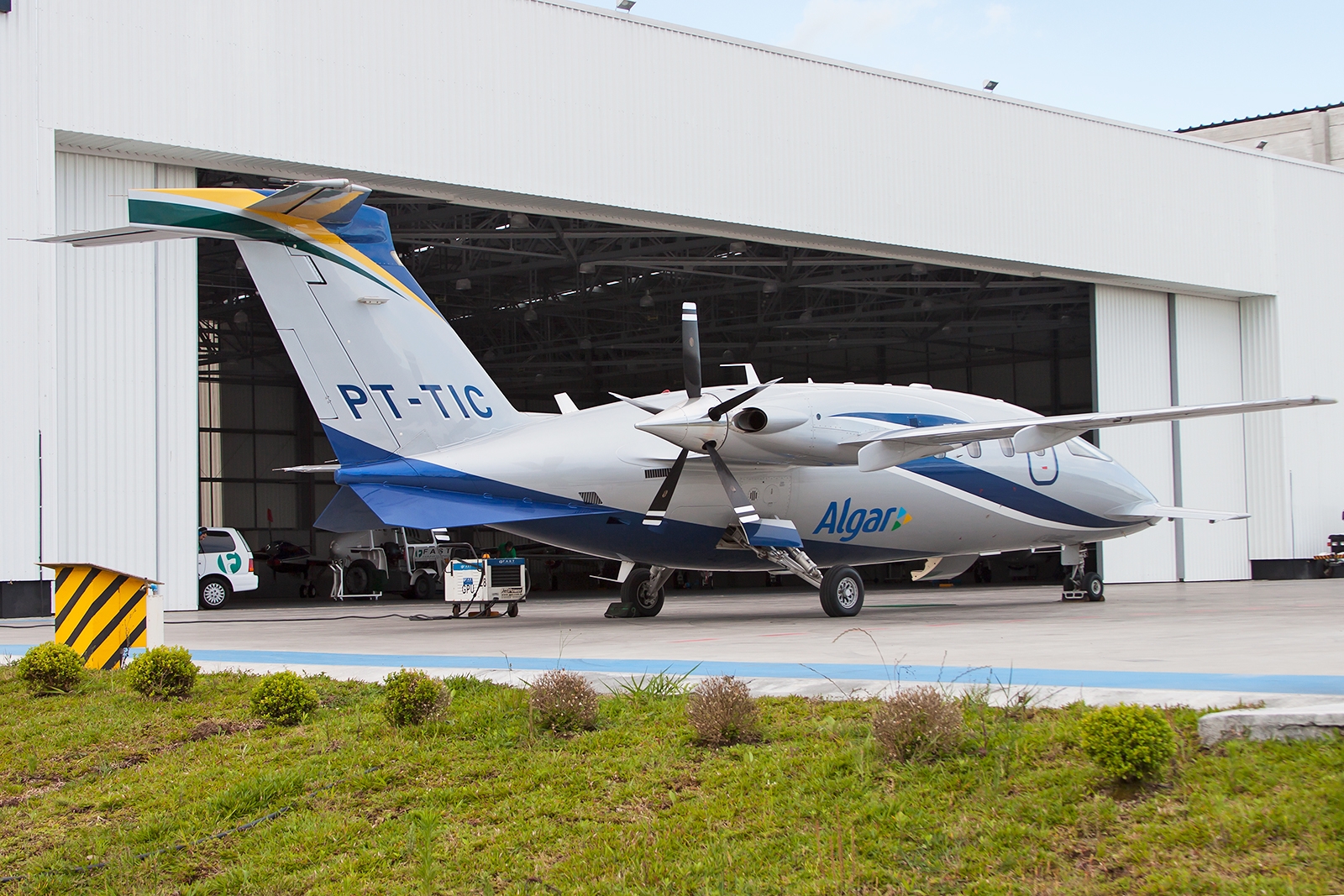 PT-TIC - Piaggio P-180 Avanti